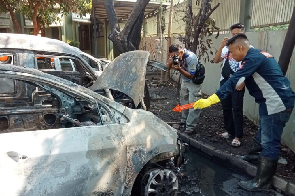 Polisi Buru Sopir Angkot Diduga Pemicu 3 Mobil Terbakar di Masjid Al-Falah Cirebon