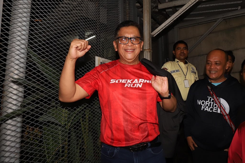 Penampakan Hasto Bebas dari Penjara, Pakai Kaus Merah Wajah Full Senyum