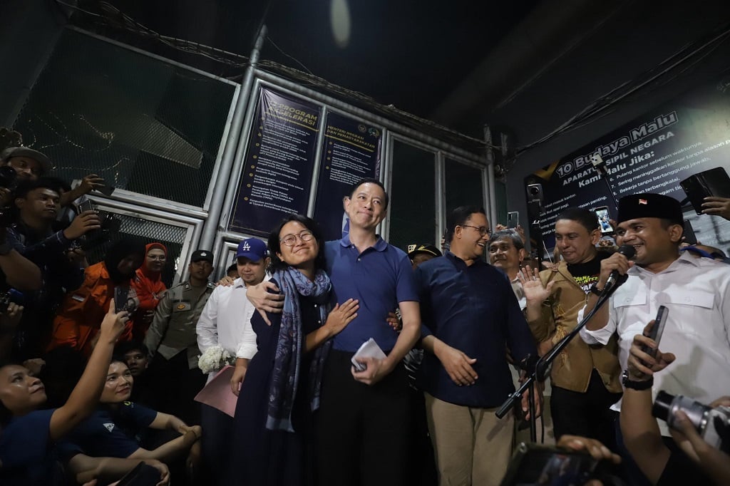 Momen Tom Lembong Bebas dari Rutan Cipinang, Rangkul Istri Tercinta