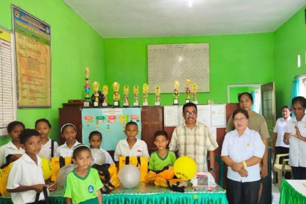 Legislator Perindo Sikka Marthen Luther Biayai Sekolah Anak Kurang Mampu agar Dapat Pendidikan Layak
