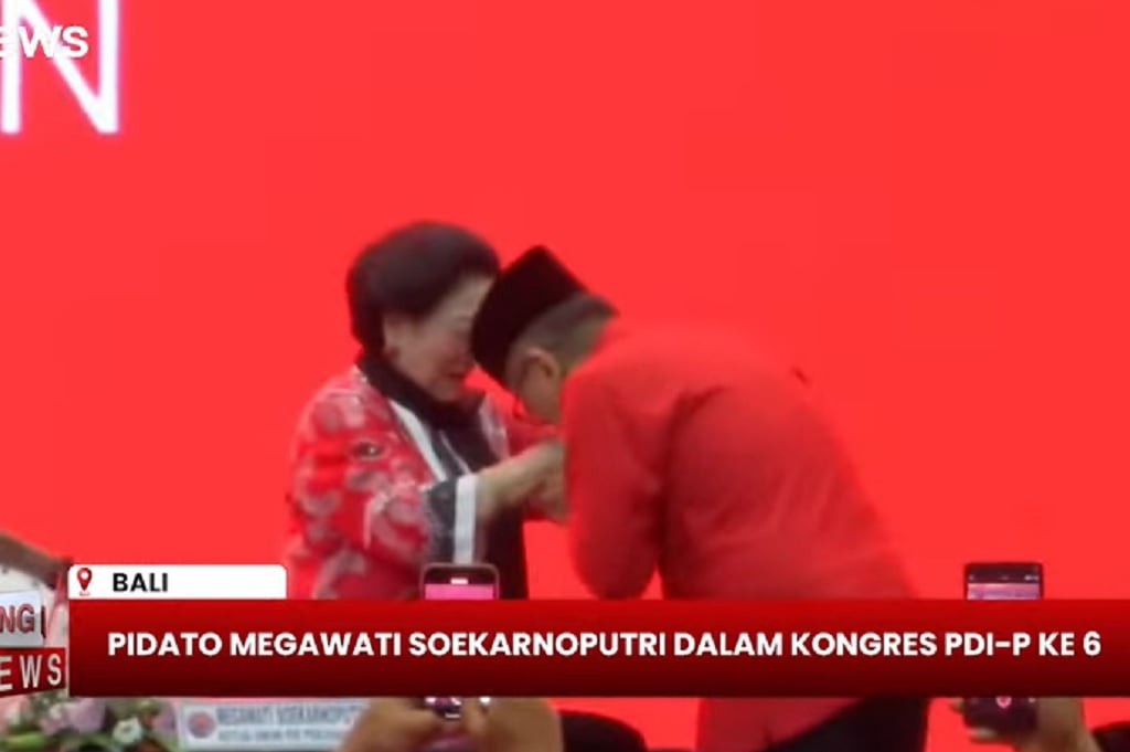 Hasto Hadiri Kongres PDIP di Bali usai Bebas dari Penjara, Cium Tangan Megawati
