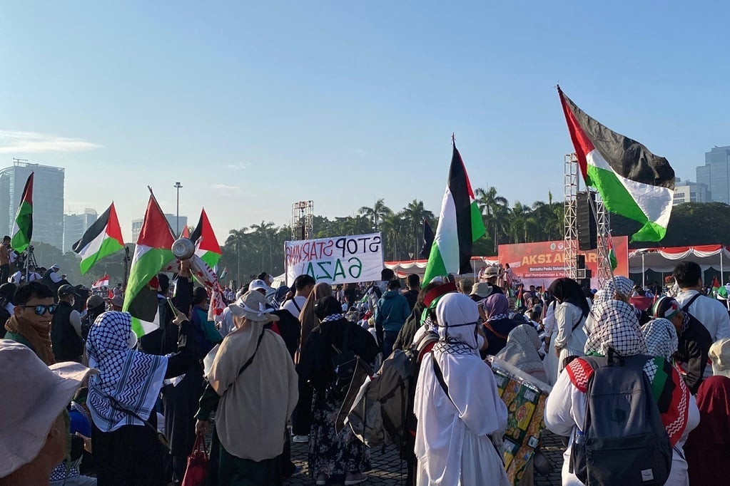 Suarakan Krisis Kelaparan Gaza, Massa Aksi Bela Palestina Bawa Tempat Makan Logam