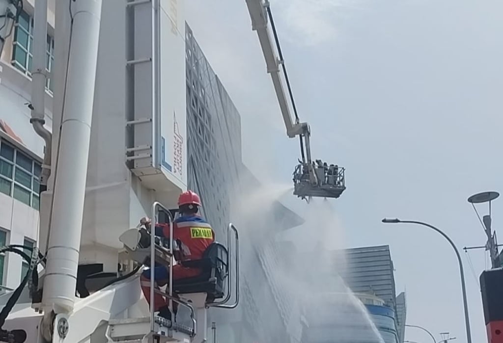 Kebakaran di Ruko Mangga Dua Square Belum Padam, Damkar Kerahkan Bronto Skylift