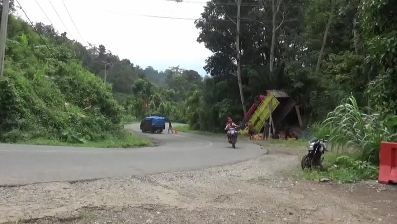 Truk Terbalik di Tanjakan Mbah Marijan Lampung, 2 Orang Tewas Tertimpa 4 Luka-Luka