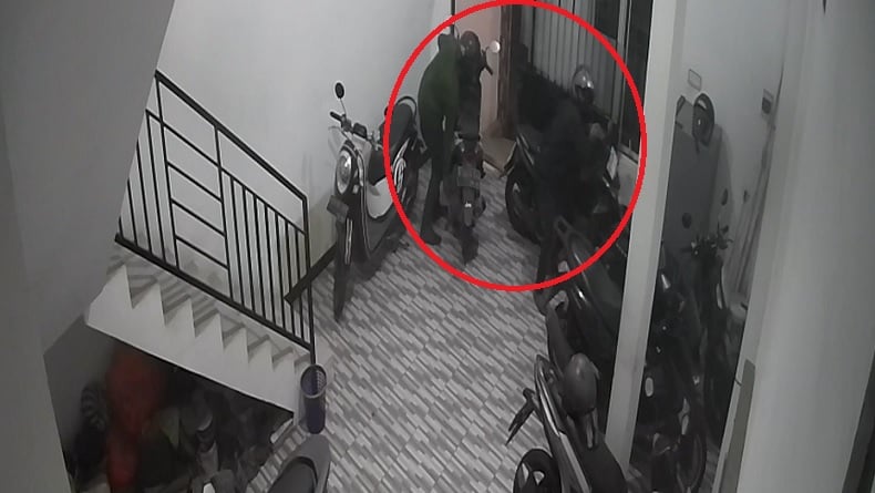 4 Kawanan Maling di Tempat Kos Mojokerto Terekam CCTV, 2 Motor Dibawa Kabur