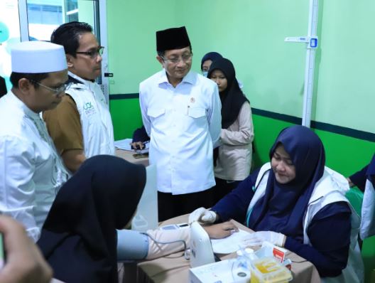 Tinjau CKG di Ponpes Asshidiqiyah, Menag: Ikhtiar Siapkan Generasi Muda Sehat dan Cerdas