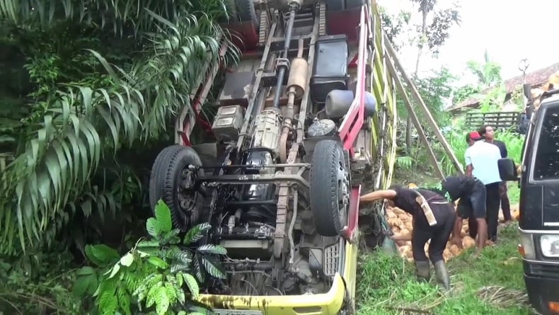 Kronologi Truk Maut Kecelakaan di Tanjakan Mbah Marijan Lampung, Rem Blong hingga Terbalik