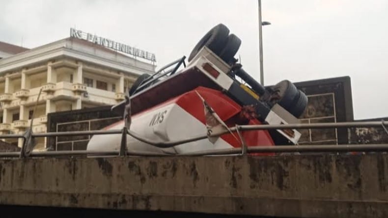 Truk Tangki Terguling di Flyover Mergosono Malang, 3 Pemotor Terluka