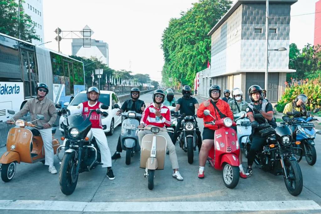 Penuh Gaya! Rizky Ridho Naik Moge Bareng Hansamu dan Andritany Keliling Jakarta