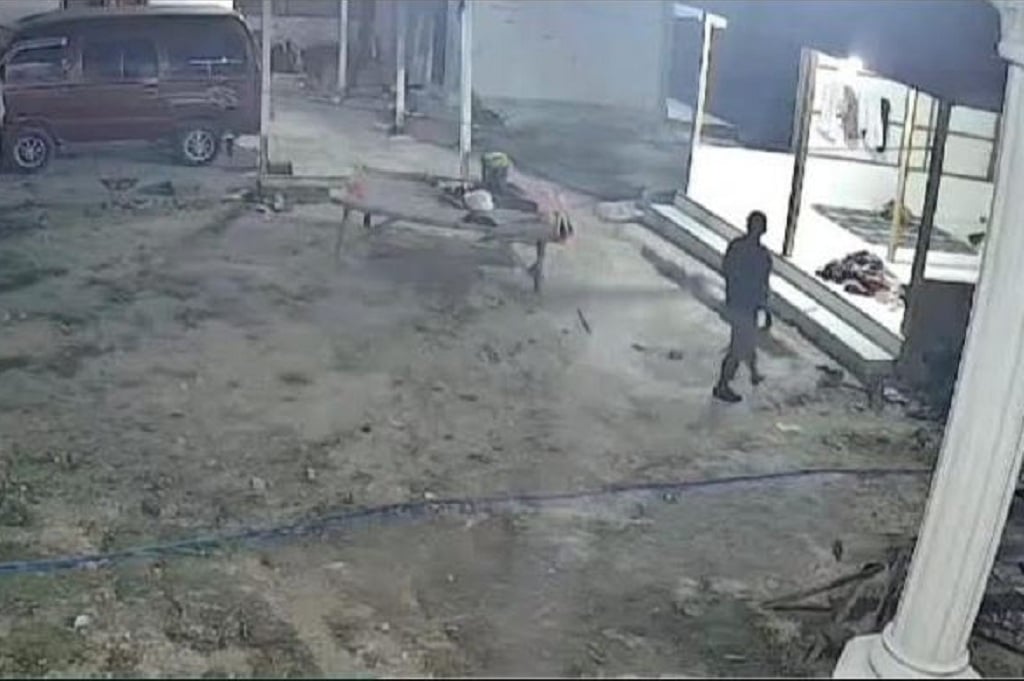 Viral! Aksi Pencurian Celana dalam Perempuan di Sampang Terekam CCTV