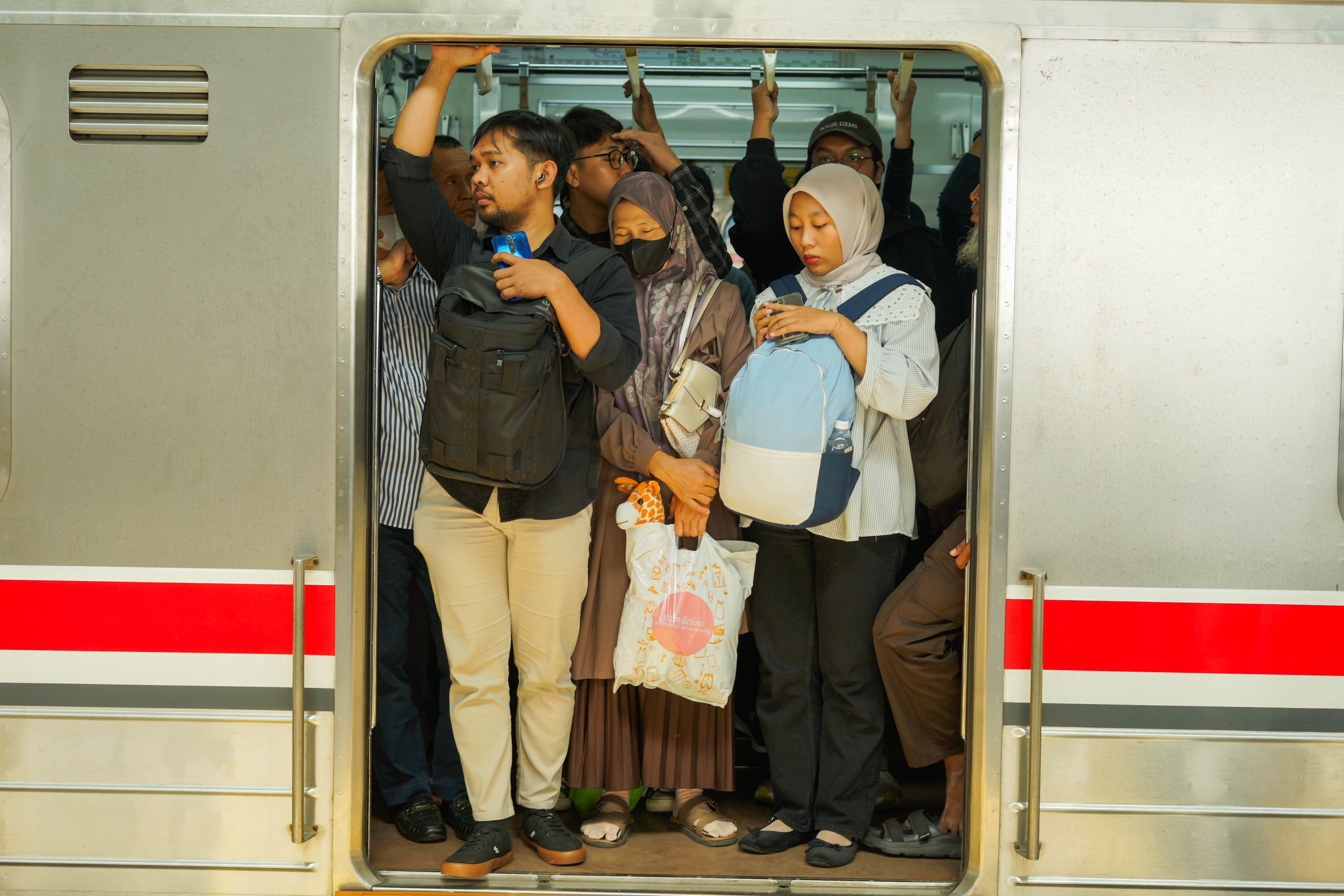 KRL Commuter Line Jabodetabek Beroperasi Normal Senin Hari Ini