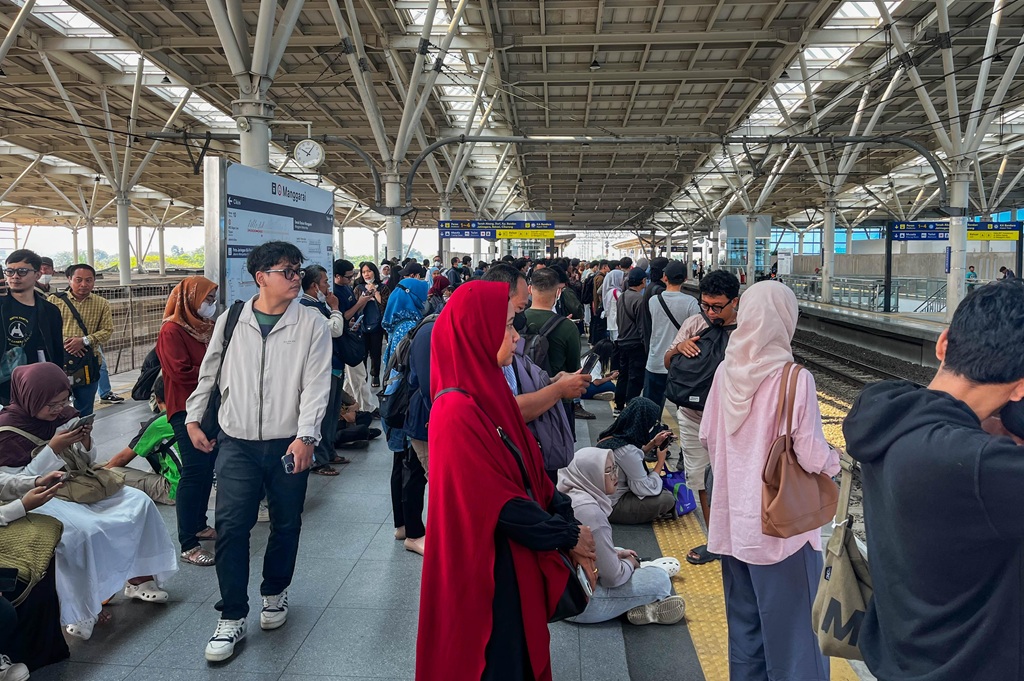 KRL Anjlok, Stasiun Manggarai dan Jayakarta Dipadati Penumpang