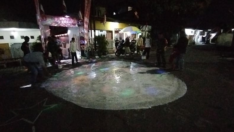Didatangi Aparat, Warga Malang Akhirnya Kerja Bakti Tutup Lukisan Mirip One Piece di Jalan