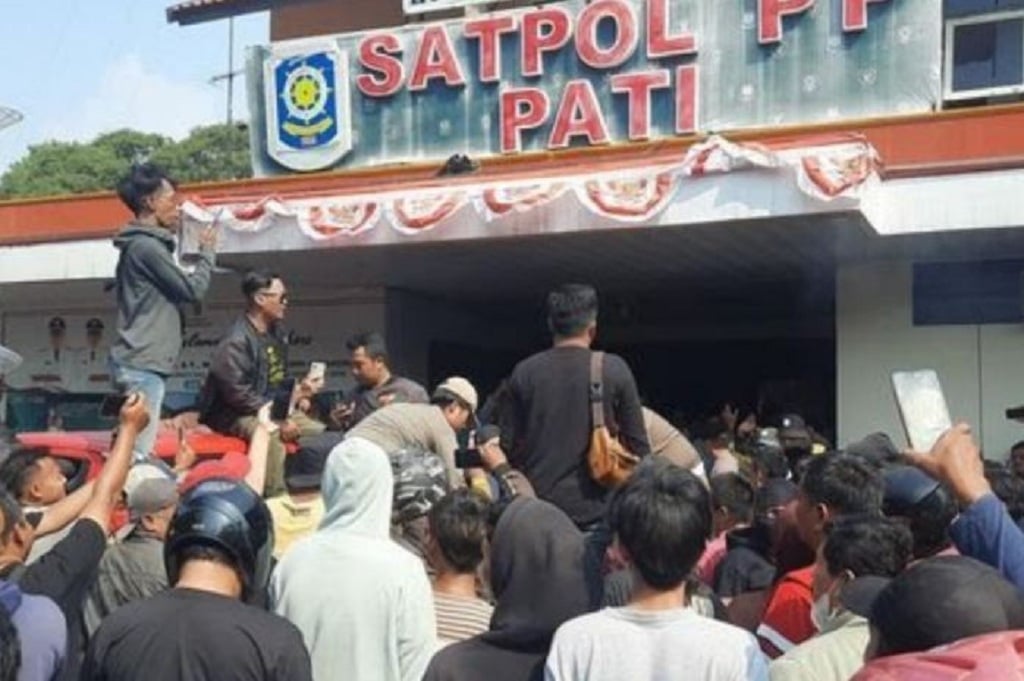 Massa Geruduk Kantor Satpol PP Pati, Tuntut Donasi yang Disita Dikembalikan!