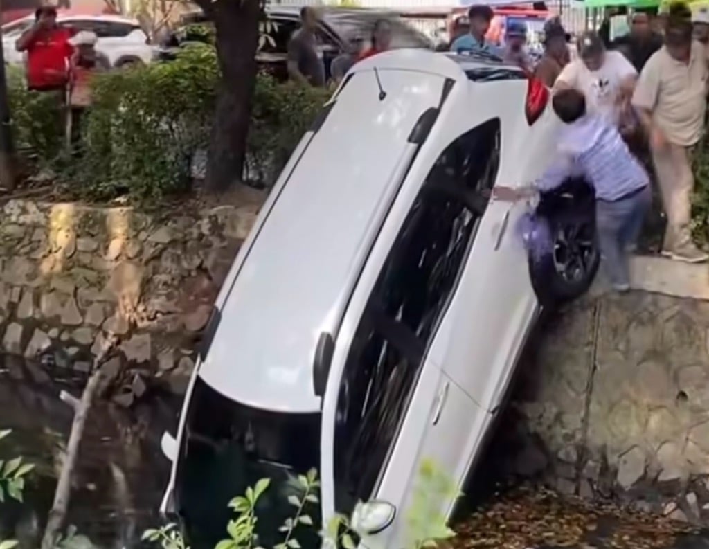 Mobil di Kelapa Gading Nyungsep ke Kali gegara Sopir Salah Injak Gas