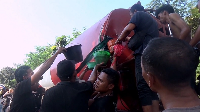 Truk Tangki BBM Tabrakan dengan Fuso di Lumajang, Warga Berebut Tumpahan Solar