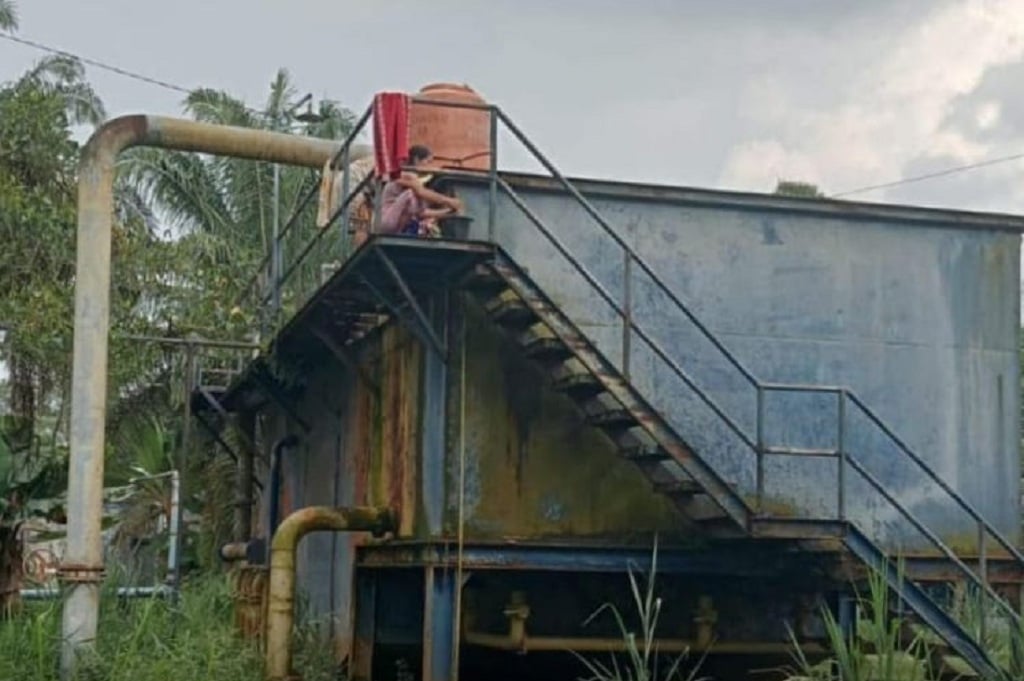 Air Tak Mengalir Ke Rumah, Warga Mandi dari Tangki di Kantor PDAM Lubuklinggau