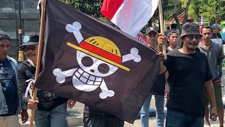 Bawa Bendera One Piece, Warga Jombang Demo di Depan Kantor Bupati Jombang 