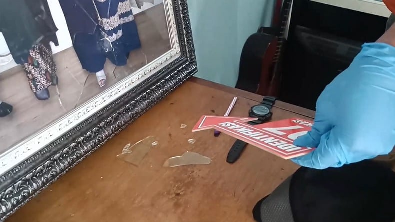 Olah TKP Peluru Nyasar Tembus Atap Rumah Warga di Makassar, Diduga dari Senjata Laras Pendek