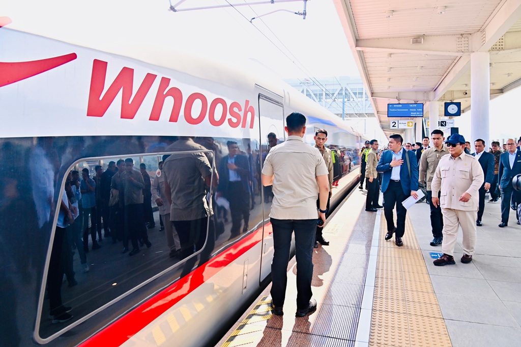 Prabowo Kembali ke Jakarta Naik Whoosh usai Kunker di Bandung