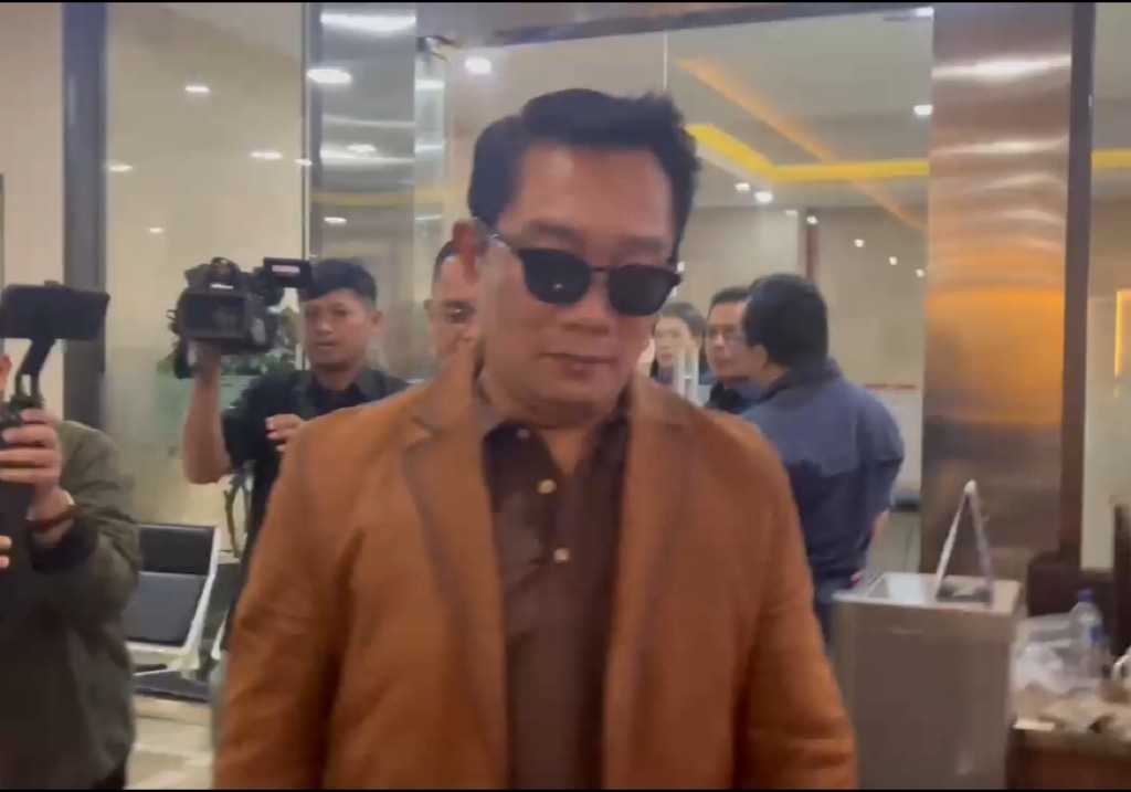 Ridwan Kamil Tiba di Bareskrim untuk Tes DNA, Pakai Kacamata Hitam