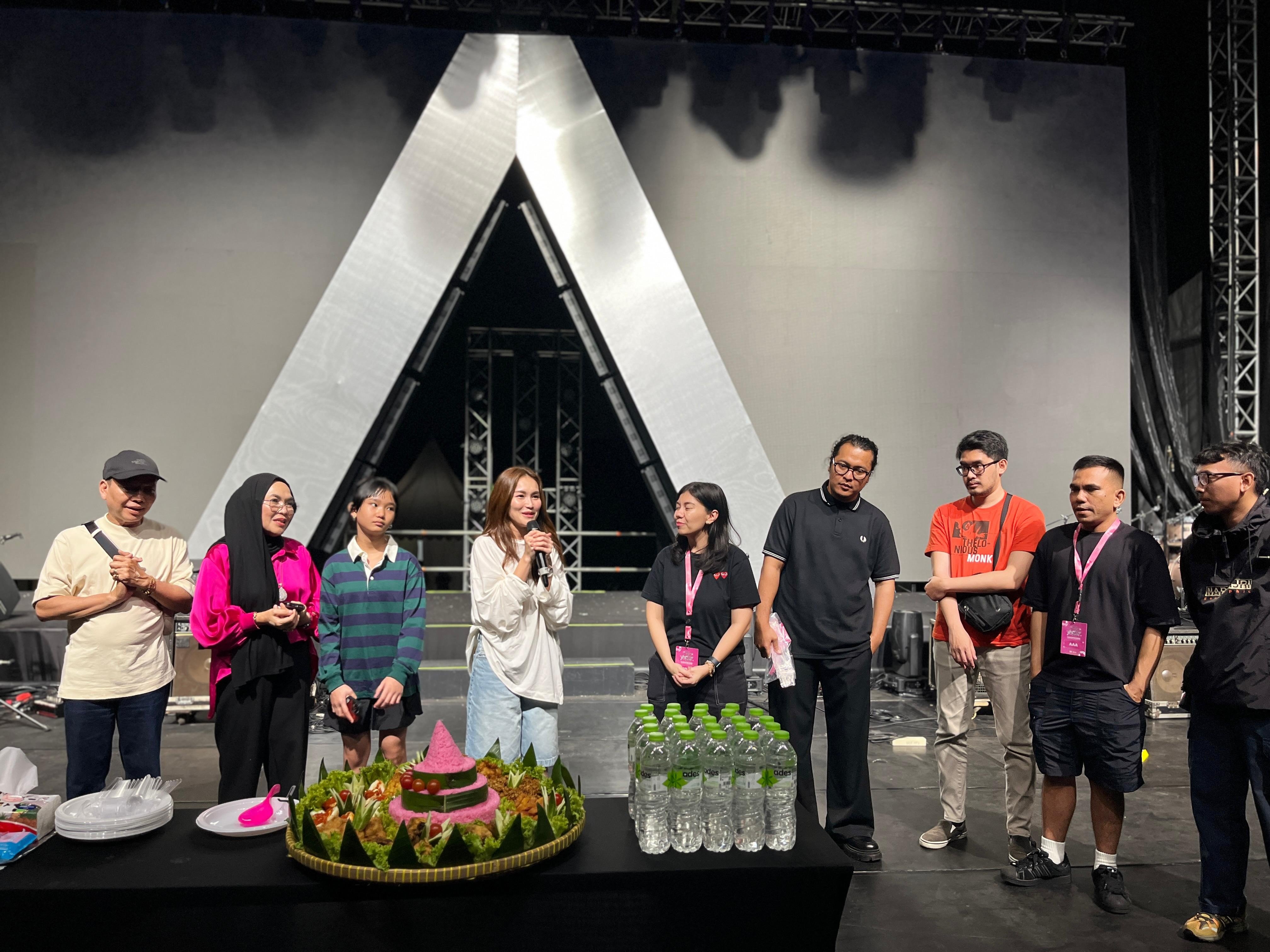 Resmikan Konser Tunggal Dangdut-dangdutan, Ayu Ting Ting Gelar Potong Tumpeng dan Doa Bersama