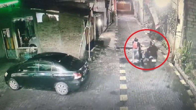 Terekam CCTV, 2 Maling Motor di Semarang Ditangkap 1 Diburu