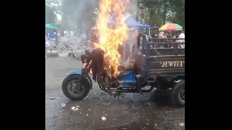 Kendaraan Terbakar Saat Karnaval di Bangkalan, Warga dan Peserta Heboh