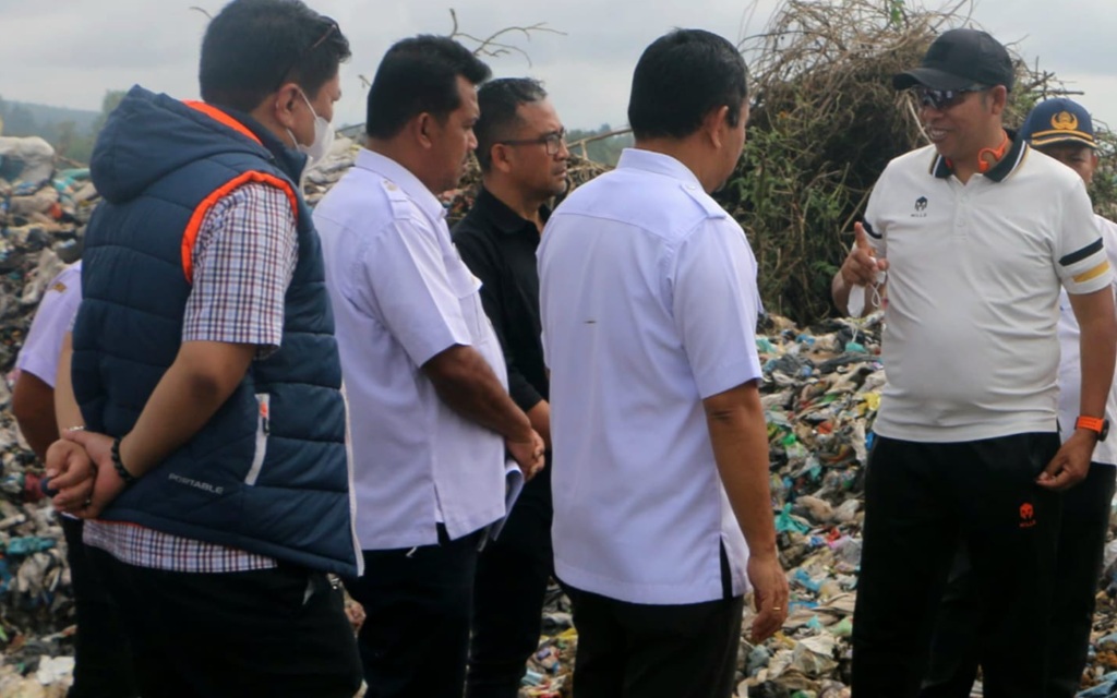 Bupati Tapanuli Utara JTP Hutabarat Perkuat Ekonomi Petani dengan Kompos