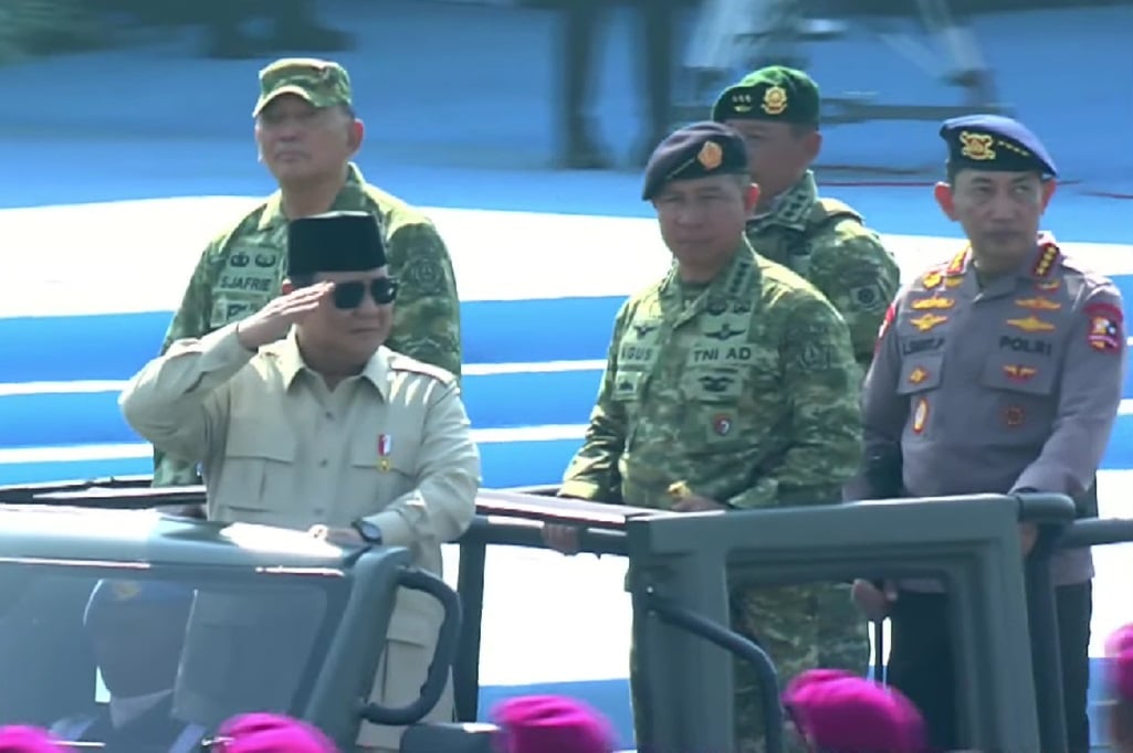 Momen Prabowo Naik Maung Cek Pasukan Upacara Kehormatan Militer di Batujajar