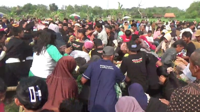 Prosesi Gunungan Haul Ki Ageng Jaka Tarub Ricuh, Lansia dan Emak-Emak Jatuh Terinjak