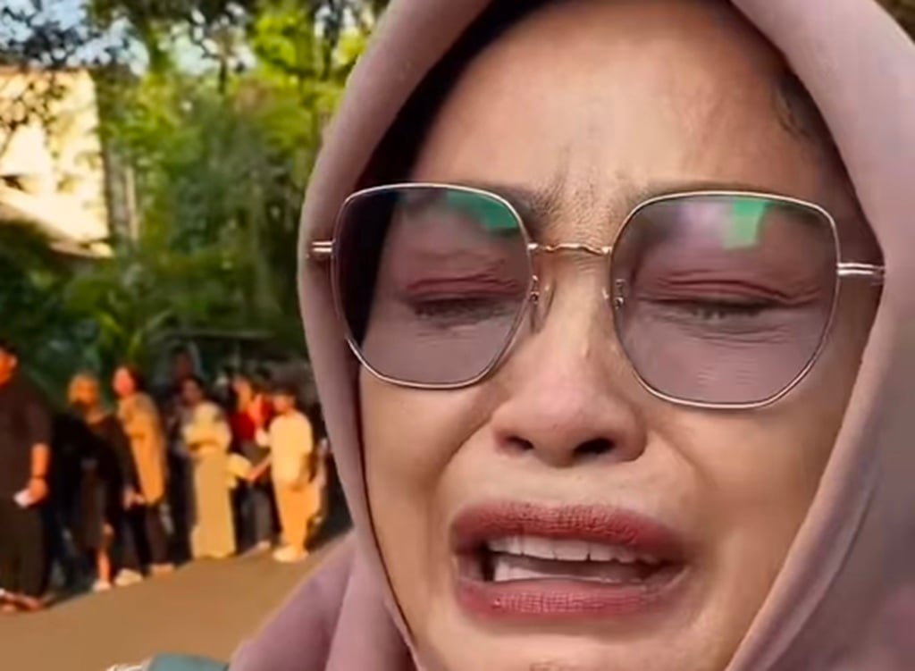 Viral Emak-Emak Nangis usai Sowan ke Solo, Tak Rela Jokowi Dituduh Ijazah Palsu
