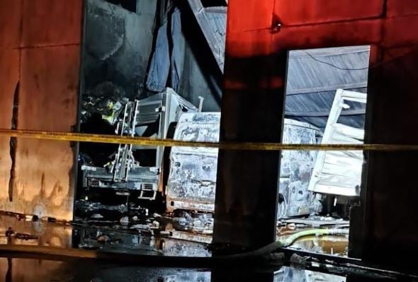Kebakaran Gudang Distributor Makanan di Sukoharjo, 6 Mobil Hangus Dilalap Api