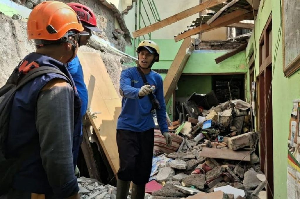 Rumah 2 Lantai Ambruk di Cimahi, Lansia dan Anak Tertimpa Reruntuhan