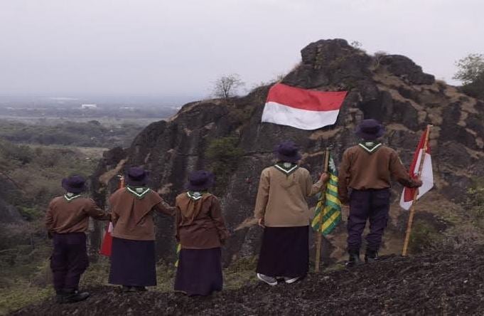 HW UMS Kibarkan Bendera Merah Putih Raksasa di Gunung Sepikul Sambut HUT ke-80 RI