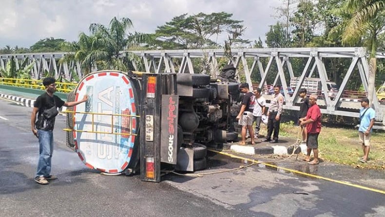 Ban Selip, Truk Tangki Terguling di Kulonprogo akibat Jalan Licin Saat Hujan Deras