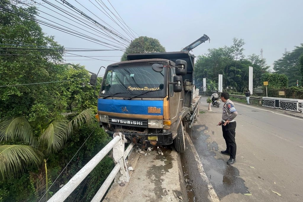 Truk Tronton Tabrak Pembatas Jembatan di Gunung Putri Bogor, Sopir Ngantuk