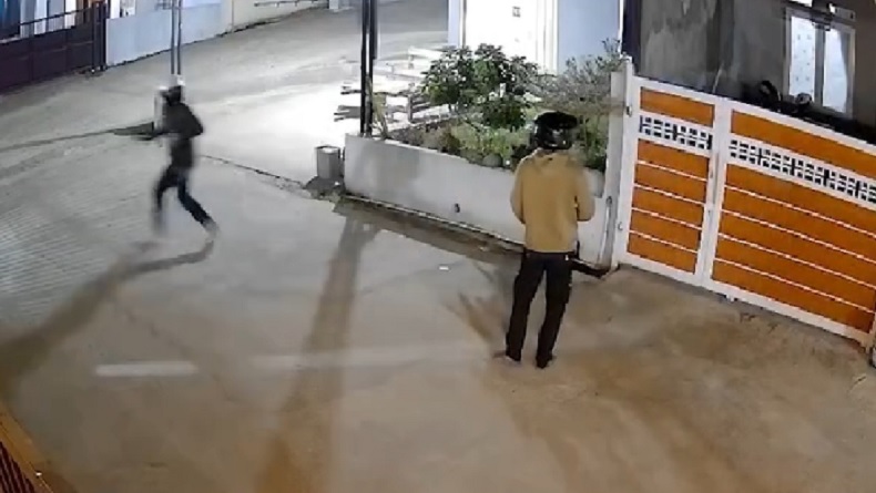 Terekam CCTV, Kawanan Maling Motor Bersenpi Resahkan Warga Lampung