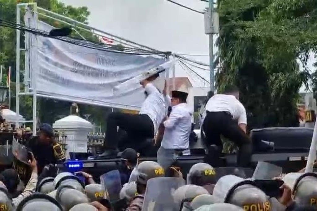 Detik-Detik Bupati Pati Sudewo Dilempari Botol, Ajudan Sigap Tangkis Pakai Tameng Polisi