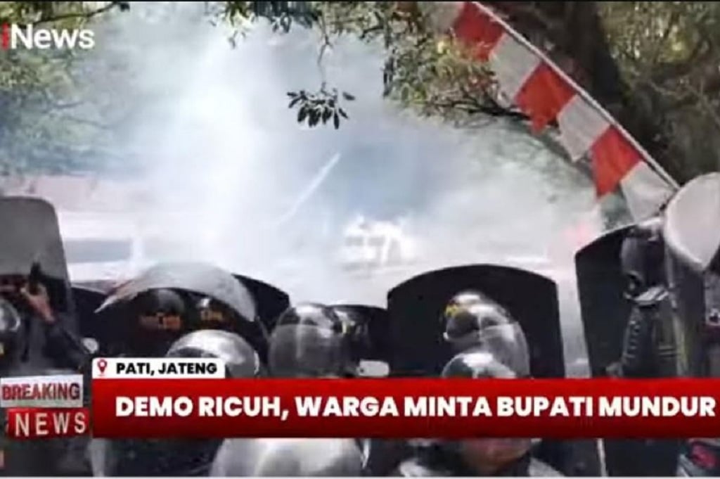 Ricuh! Demo Tuntut Bupati Pati Mundur Polisi Tembakkan Gas Air Mata usai Massa Lempar Botol