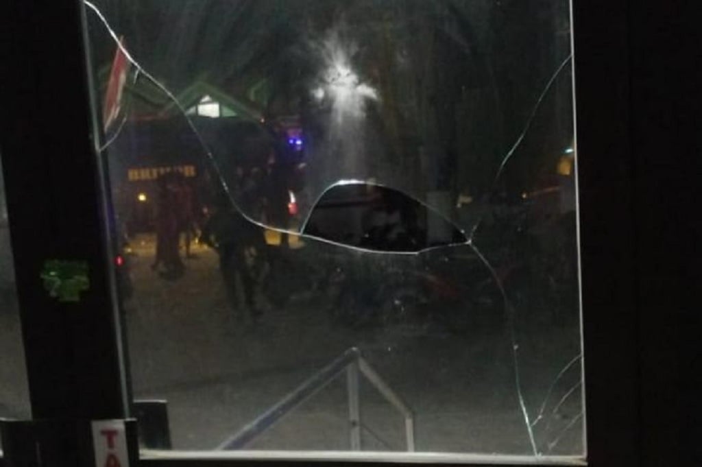 Kericuhan Suporter Persis Solo di Sampang, Kaca Puskesmas Pecah dan Ambulans Penyok