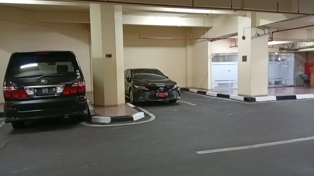 Kendaraan Dinas Terparkir di Balaikota dan DPRD DKI saat ASN Wajib Naik Transportasi Umum