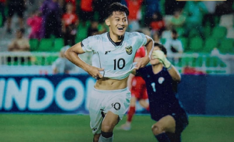 Ngilu! Detik-Detik Mierza Jatuh ke Parit saat Selebrasi Gol usai Robek Gawang Tajikistan