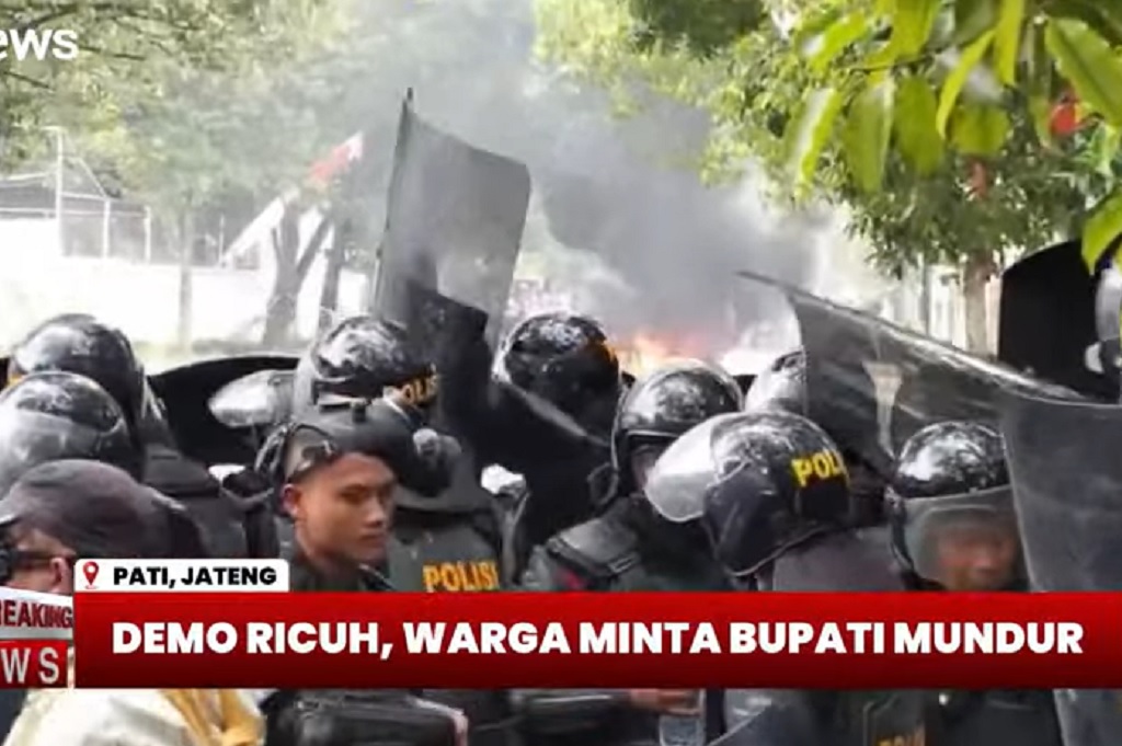 Demo di Pati Ricuh! Warga Pingsan Terkena Gas Air Mata Polisi