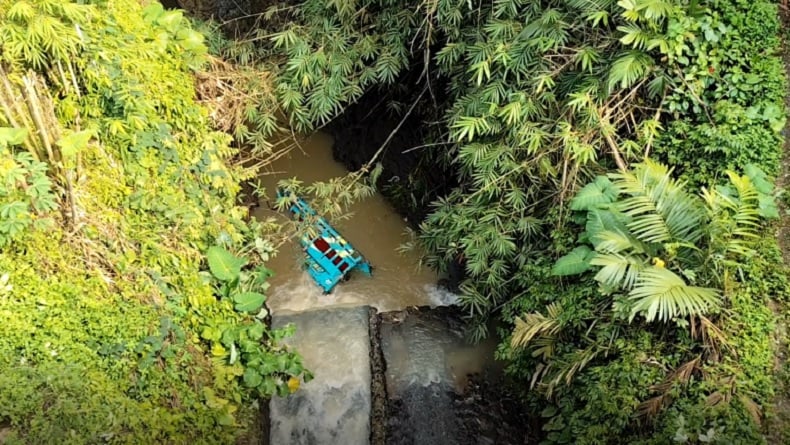 Truk Tabrak Pembatas Jalan lalu Terjun ke Sungai di Banjarnegara, Sopir Tewas