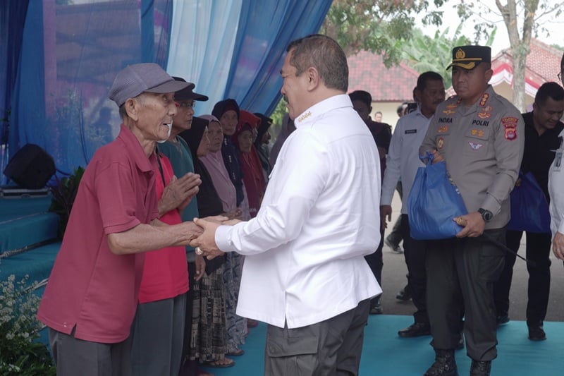 Salurkan 5.000 Paket Sembako, Menteri Agus: Kami Ada untuk Melayani Masyarakat