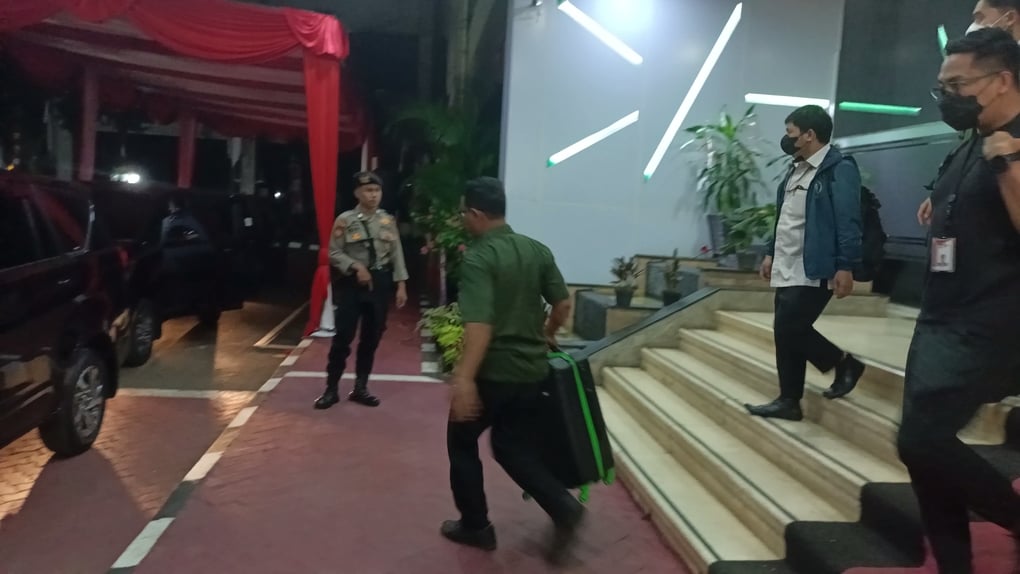 KPK Bawa 3 Koper usai Geledah Kantor Kemenag terkait Korupsi Kuota Haji