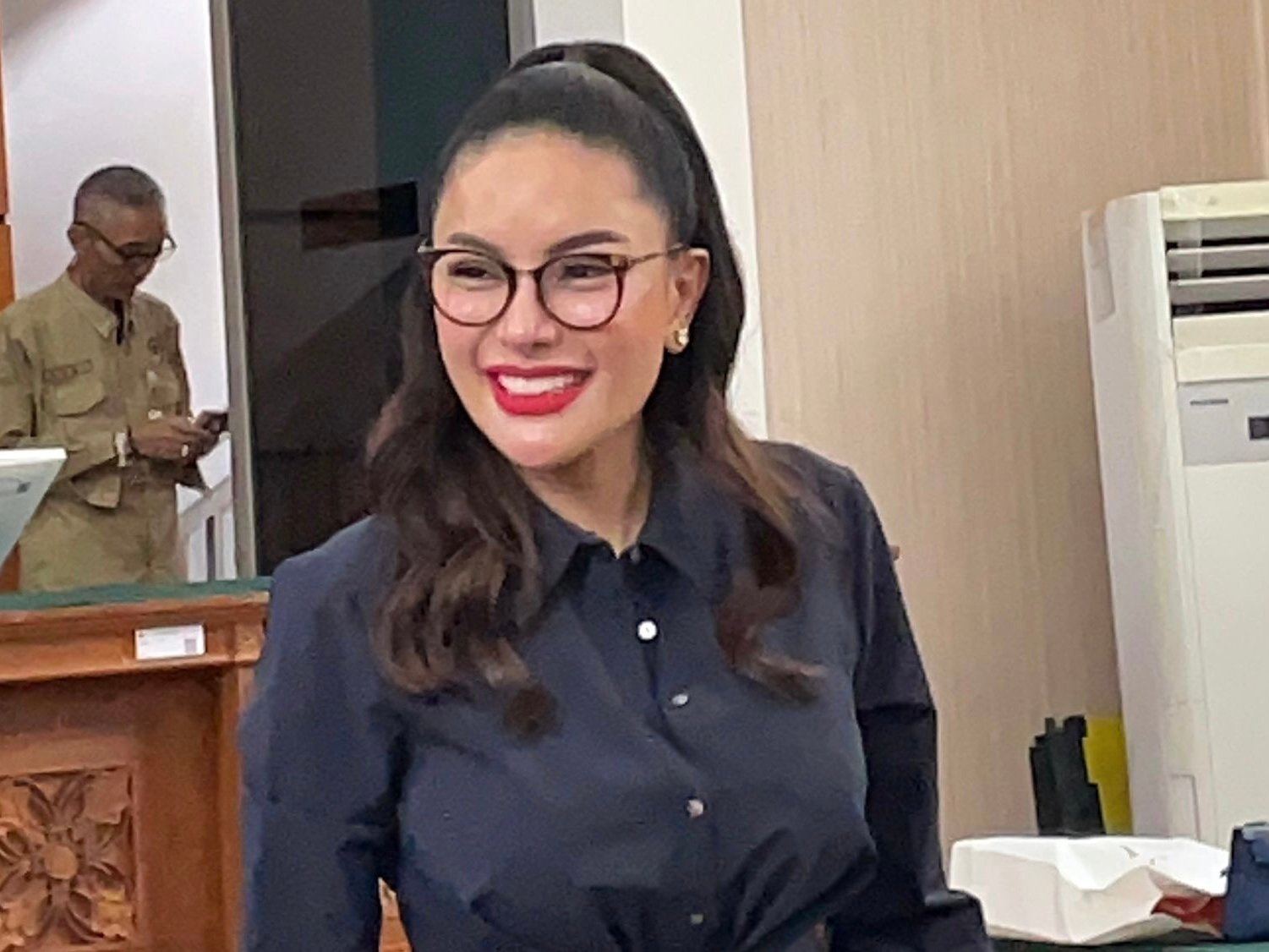 Penampilan Nikita Mirzani di Sidang Hari Ini, Lipstik Merah Jadi Sorotan!