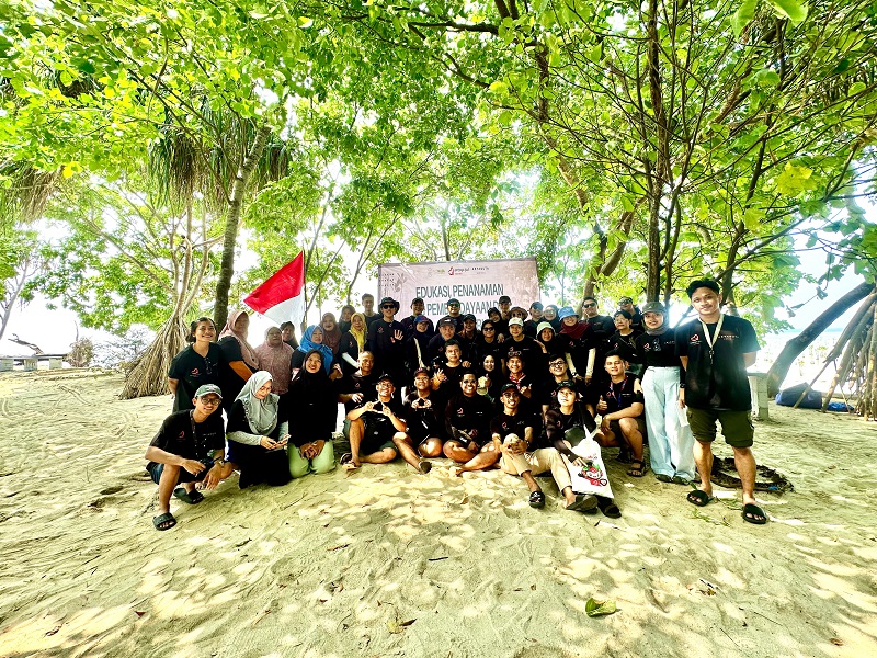 ARYADUTA Menteng dan Penjaga Laut Tanam 1.000 Bibit Mangrove di Pulau Pari