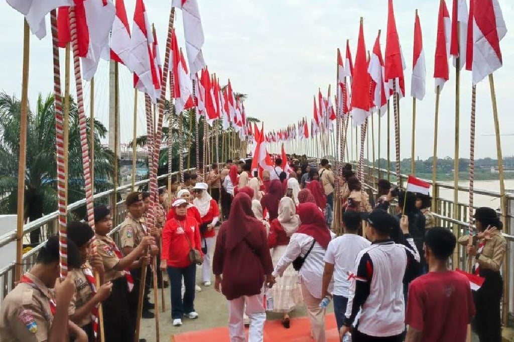 1.000 Bendera Merah Putih Hiasi Jembatan Gentala Arasy Jambi, Pecahkan Rekor MURI